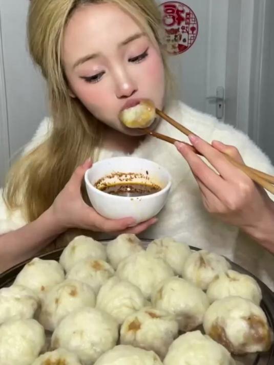 自己蒸的包子!皮薄馅多的,个个都透油