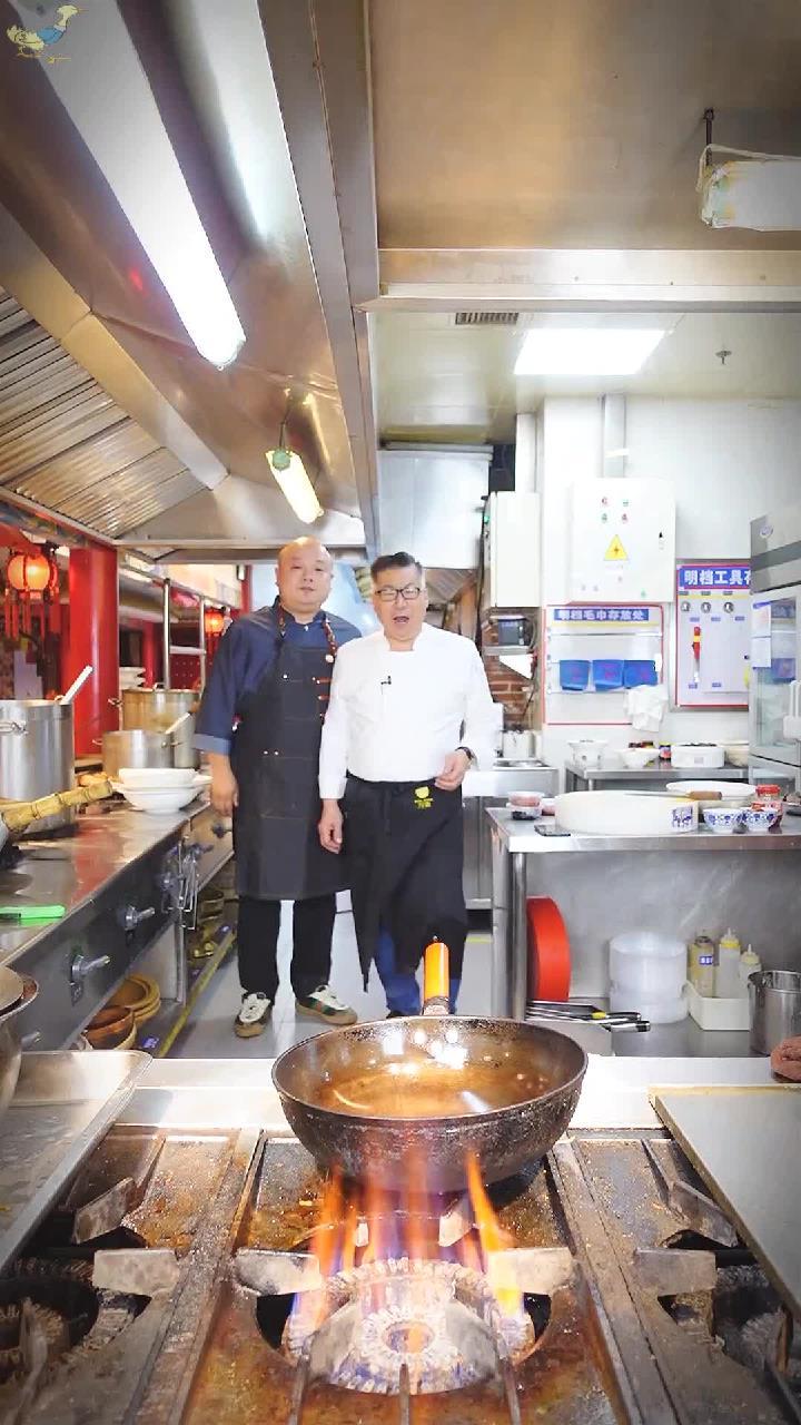 老厨子小厨子一道下饭神器“酸萝卜炒肥肠”太香了