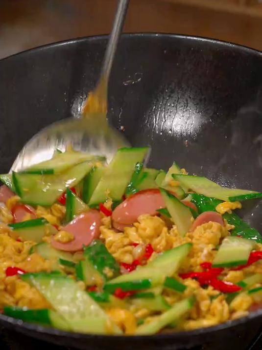 假期做个孩子爱吃的火腿黄瓜炒鸡蛋