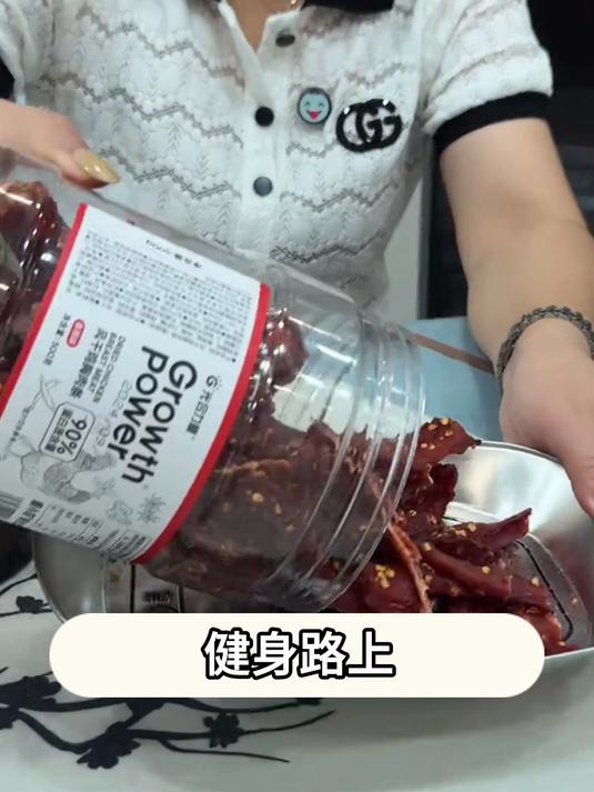 嘴里总想嚼点东西的话就一定要尝尝这个手撕风干鸡肉,特别好吃!