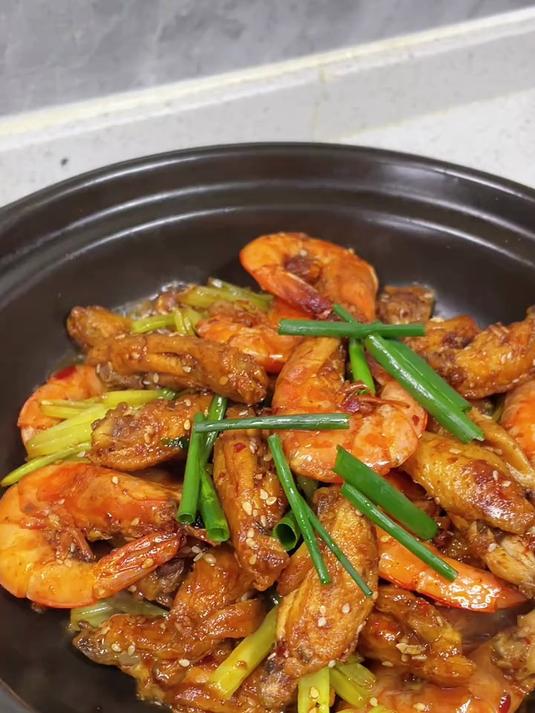 家庭版干锅鸡翅虾做法简单，香酥可口