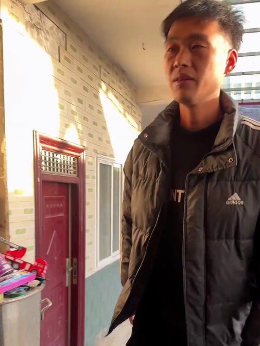 弟弟22岁生日,蛋蛋想把黄金项链送他当礼物