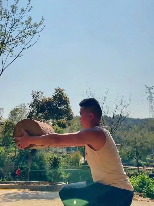 带老公一起去山里挖蕨菜了！有吃过蕨菜的吗