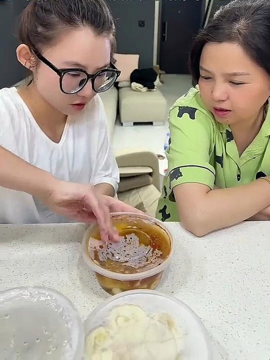 带南方丈母娘体验北方早餐,给她尝试咸豆腐脑