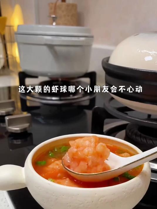 小朋友说西红柿虾滑汤太鲜美了 这种大大的虾球真过瘾