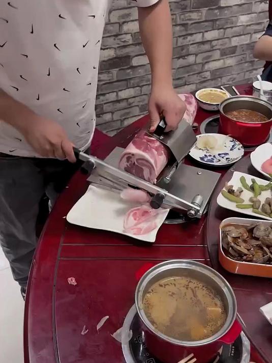 新款切肉机,刚拿出来的冻肉都能轻松搞定,薄片厚片自由调节!