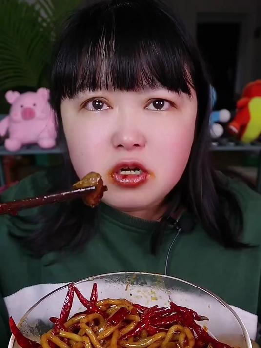 又来接受粉丝挑战啦:挑战冒烟辣牛肉面 吃完一整碗辣椒哦