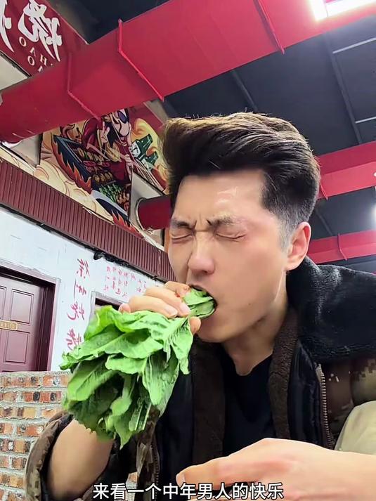 生活不就图个吃吃喝喝快快乐乐吗，列气！#一口爆汁的炭烤羊肉串太馋人了