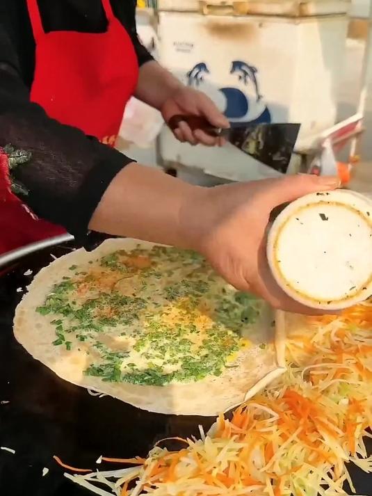 山东菏泽巨野街头菜煎饼,这做法外地人没有见过