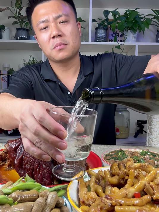 软烂脱骨的虎皮肘子 再来个蒜香鸡爪 今天的下酒菜是真到位了