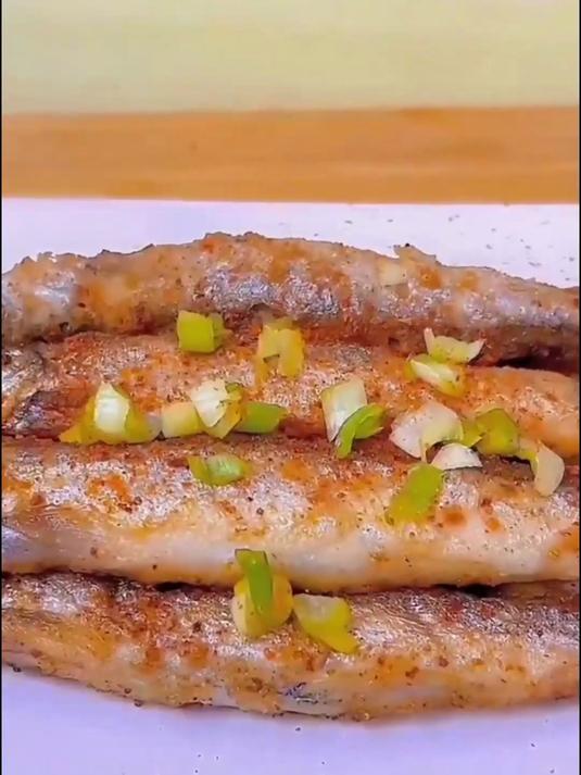 多春鱼做法多样,煎烤炸炖都适配