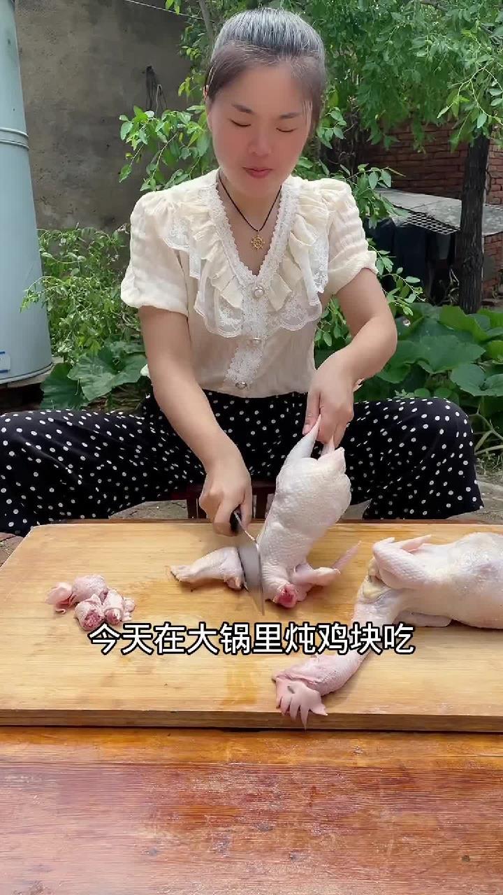 炖蛋鸡接着蒸馒头,大锅的确方便,也好吃,但是也的确是热啊