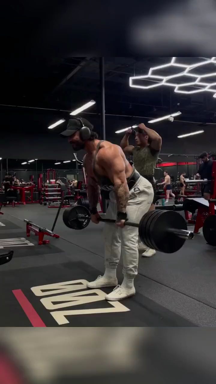 健美肌肉男背部训练的五个动作,背部训练