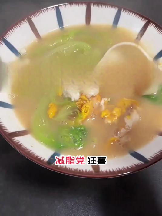 生菜荷包蛋汤，减脂搭子同款打卡餐