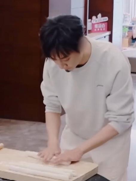 张维伊来丈母娘家不会包饺子,但为表现自己,立马动手去包丨综艺