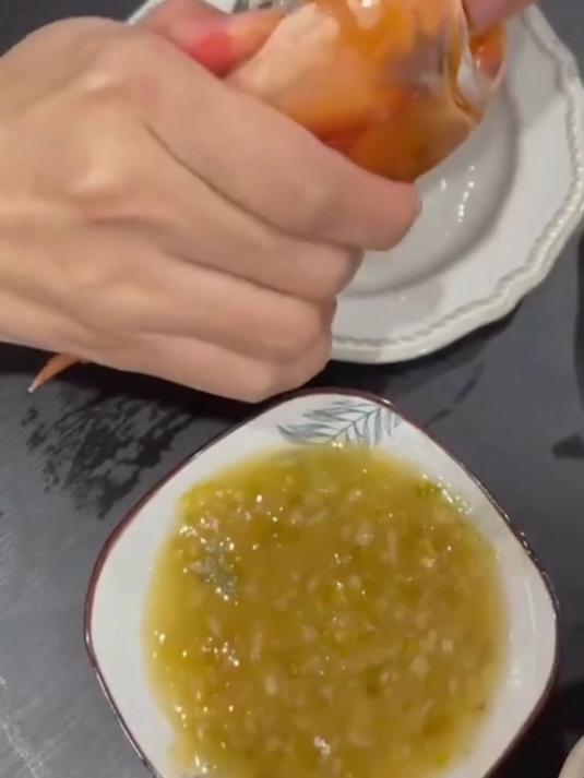 鲜活黑虎虾,肉质紧实,简单煮着就香
