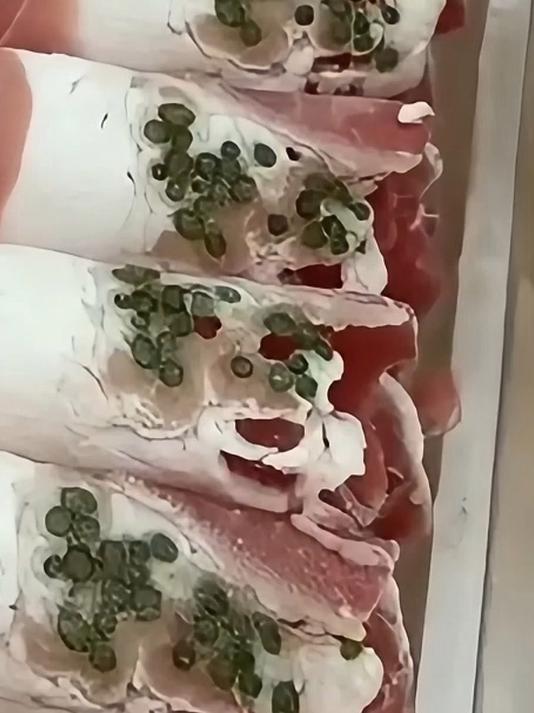 女子被告知沙葱羊肉的由来，是因为羊吃了沙葱以后，身上长了沙葱