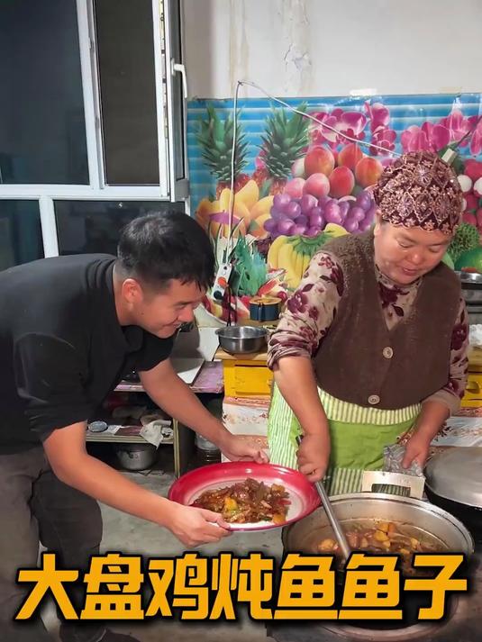 特色炖大盘鸡鱼鱼子在锅里咕嘟着，汤汁包裹着鲜嫩鸡肉与鱼鱼子
