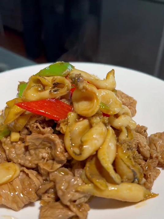 鲍鱼炒牛肉。老板给我安排了一道菜,今天我就安排给你