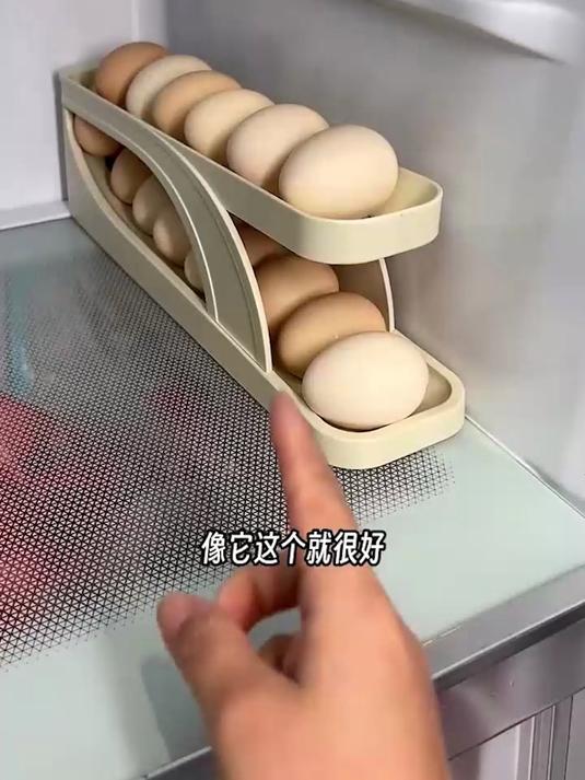 滑梯鸡蛋收纳盒，拿下一个滚下一个太方便了，放冰箱里还不占地方