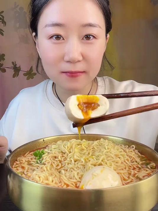 就爱这一口暖呼呼美食 这一碗方便面好过瘾