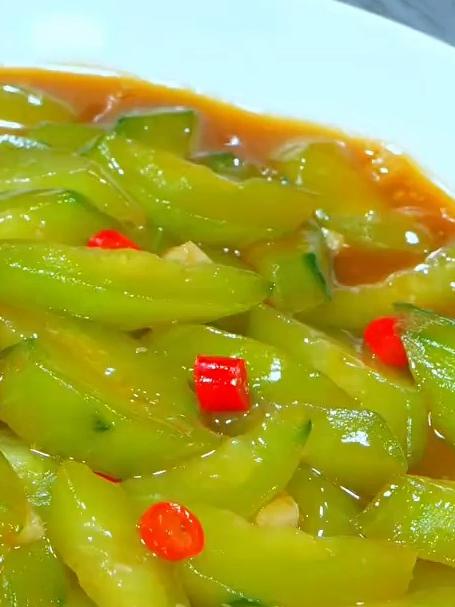 在广东的一家湘菜馆,硬是把这普通的黄瓜做成了桌桌必点的招牌菜