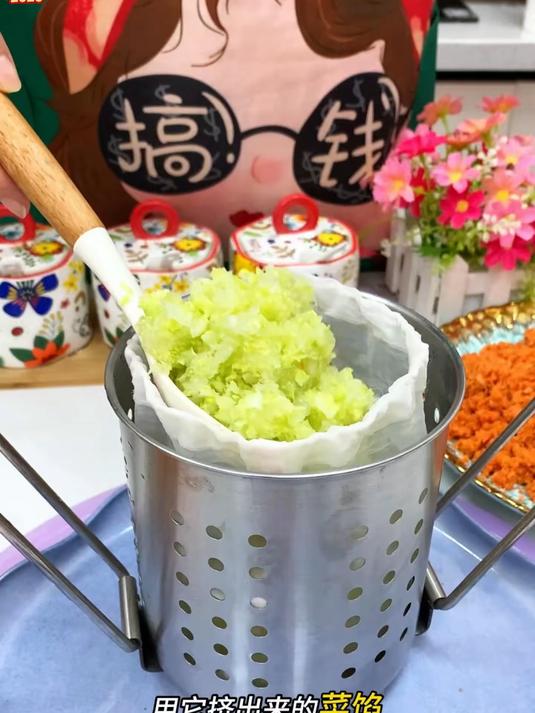 给了老妈这个不锈钢挤水器给菜馅脱水很方便过年必备！