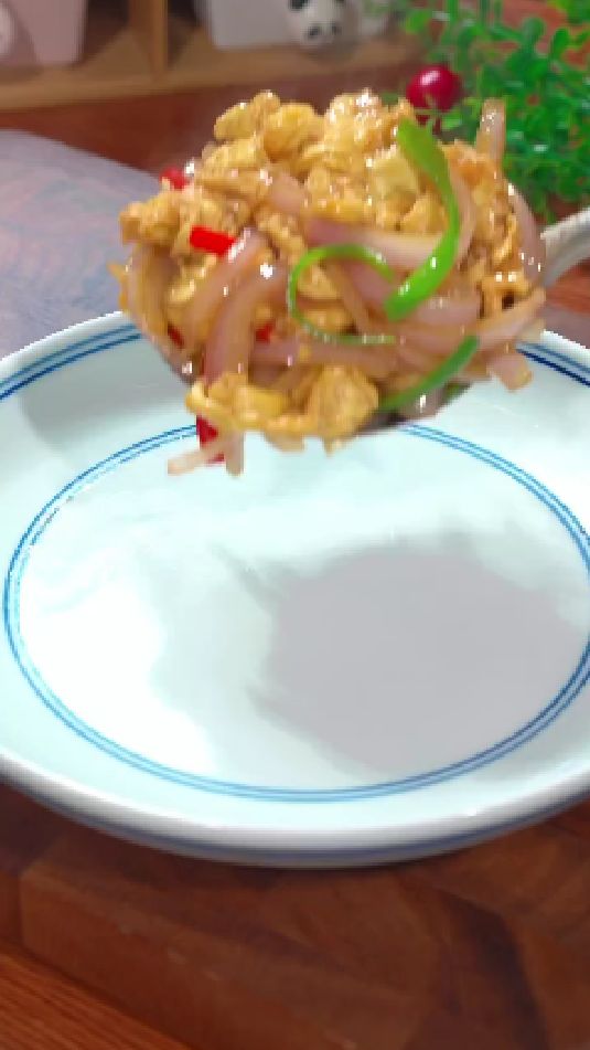 鸡蛋炒圆葱的做法