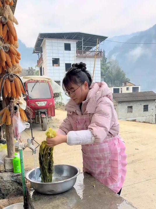 今天这种晶莹剔透的五花腊肉,你们有多久没吃了呢?