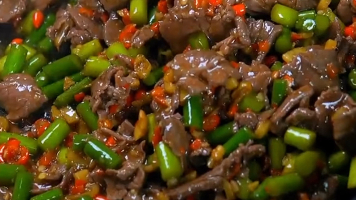 蒜苔炒牛肉,口感脆嫩的蒜苔 蒜苔炒牛肉,口感脆嫩的蒜苔,和牛肉丝搭配一起,不仅味道鲜美,营
