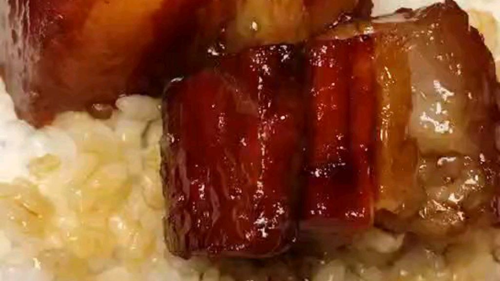 要说铁西最有名的饭店, 天下春绝对排上号。 不少人就是奔着这手红烧肉来的, 肥肉是透亮的,
