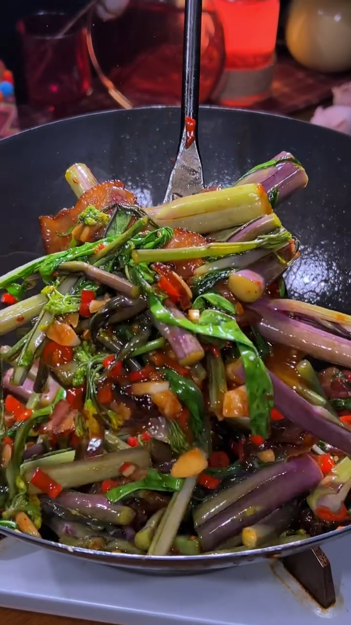 又到吃红油菜苔的季节,再配点腊肉炒,绝啊家人们,都去试试