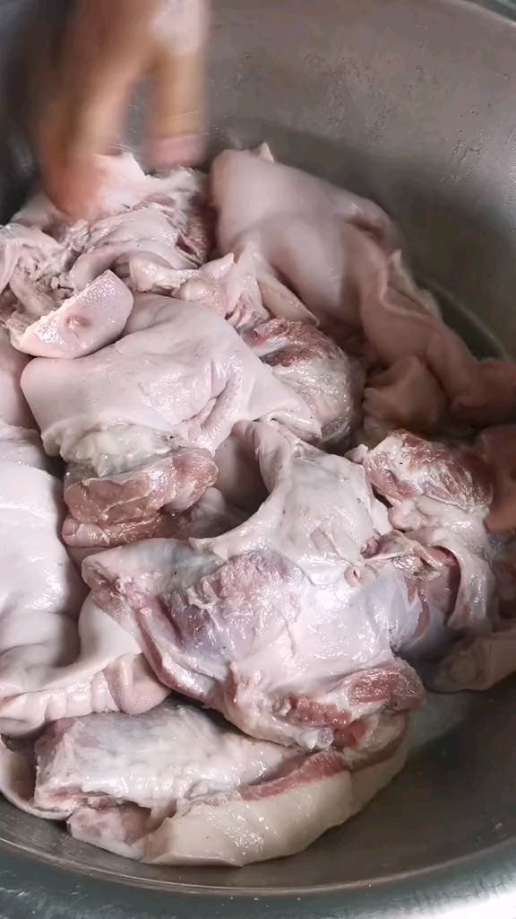 猪头肉卤制之前先腌制,最后卤出来的成品味道会香很多