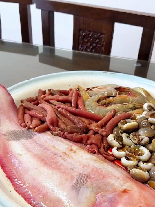 第一次见弟媳妇，妈妈做了好吃的饭菜还有爬虾饺子