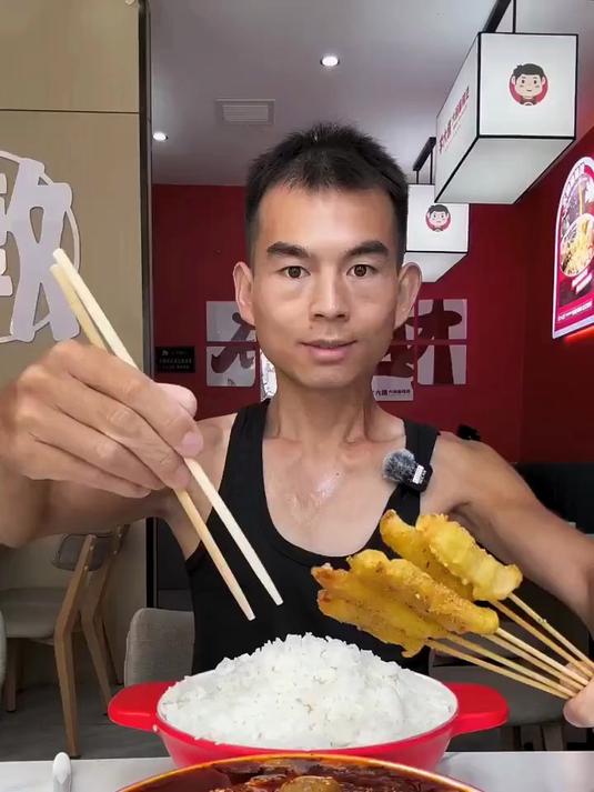 吃货届第一狠人吃大碗麻辣烫肉串,大口吃肉,快乐无边!