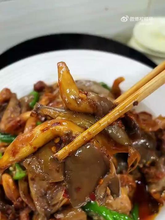 尖椒炒蘑菇,香辣鲜香,真的好吃!