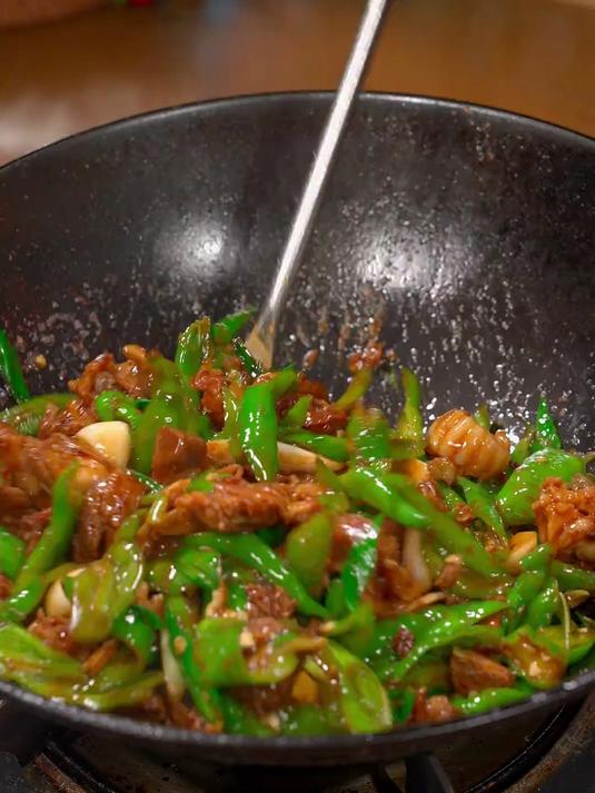 经典湘菜青椒炒猪头肉,用点原汤焖一会