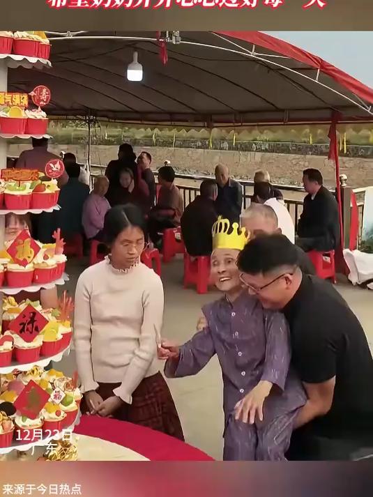 老人过90岁大寿切蛋糕,孙辈“公主抱”举起老人切蛋糕,“希望奶奶开开心心过好每一天”