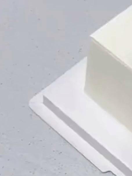 男子在蛋糕上用奶油写字，“心定可破万重难”