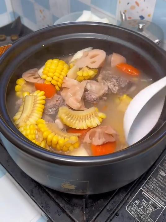 今天炖了一锅山药玉米莲藕排骨汤,汤鲜味美,好喝又营养