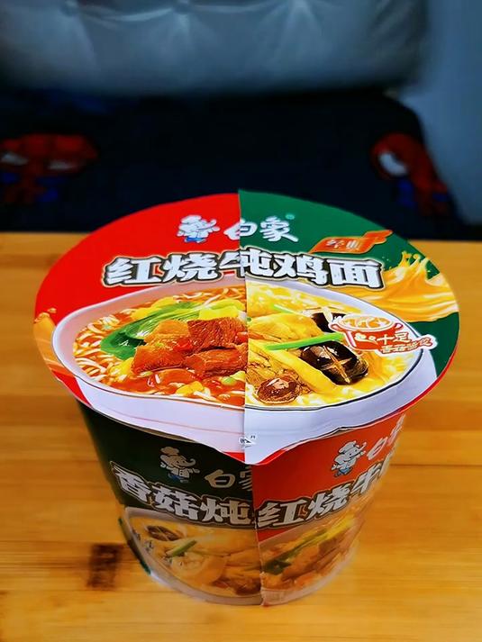 香菇炖鸡加红烧牛肉面 红烧牛肉面 香菇炖鸡面 泡面