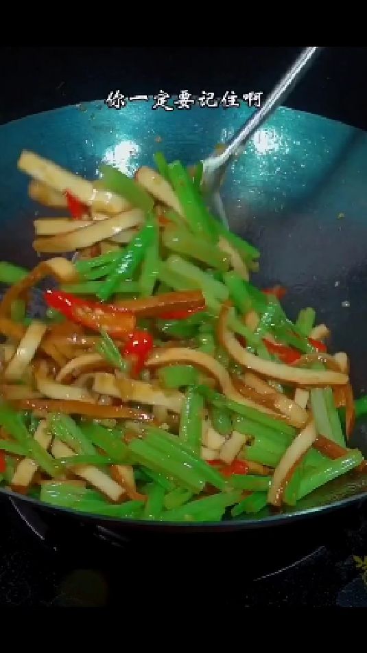 豆干炒芹菜的做法
