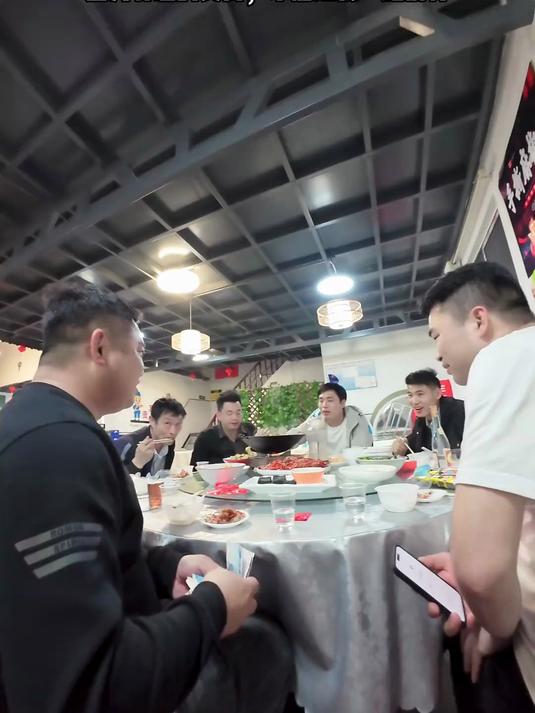 叔叔问我吃饭，没要不要吃点龙虾，一句暖心话让我心里很是感动 #记录摆摊生活的日常