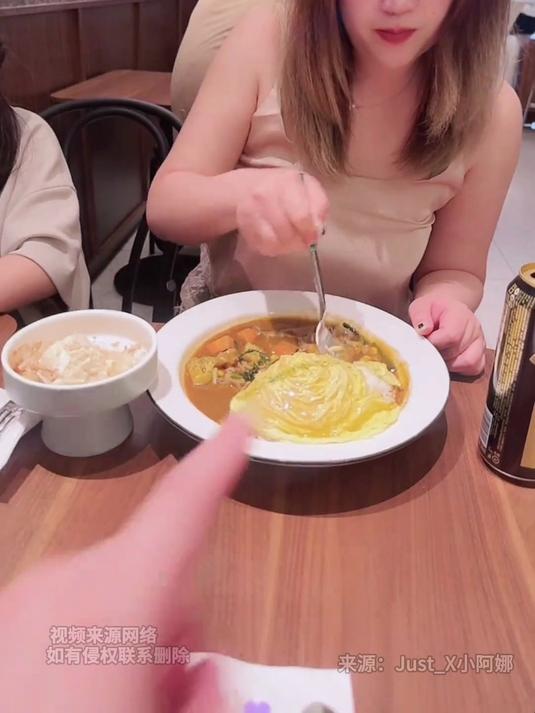 男子晒出一家四口的晚饭 全都没有自己丰富 男子：虽然很丰富 但是极其不稳定