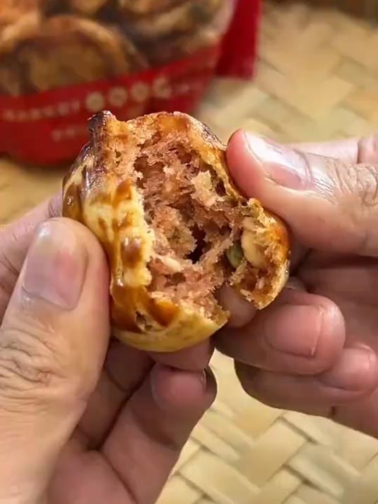 从秘制猪油馅到古法烘焙!揭秘鸡仔饼香酥多层的制作奥秘