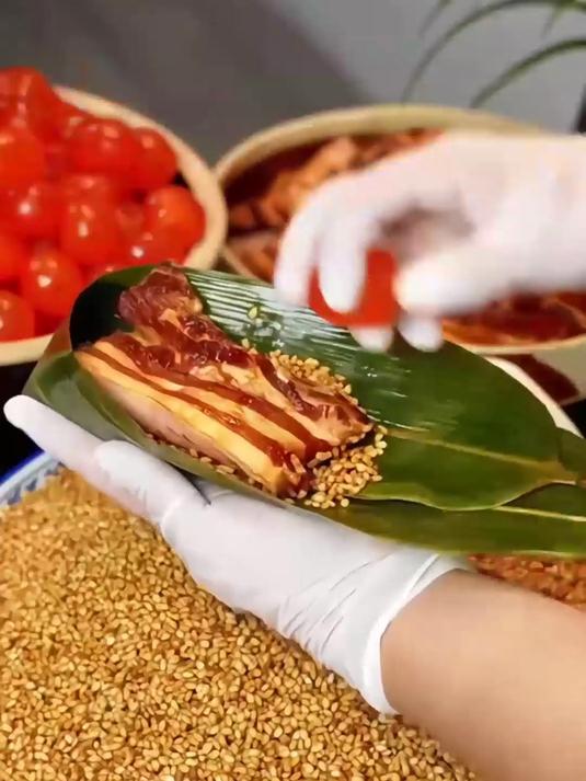 手工包制的五花大肉粽,肉香浸透糯米,每口都是满满的肉香