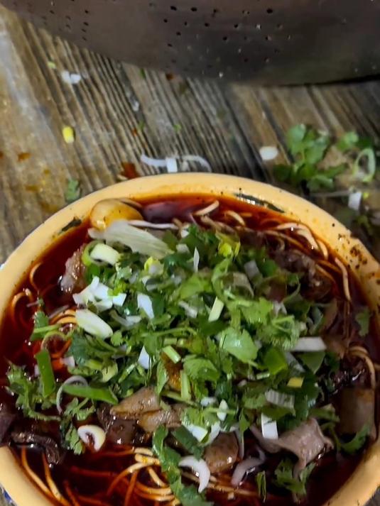 襄阳的牛肉面和牛杂面真的好吃又便宜～