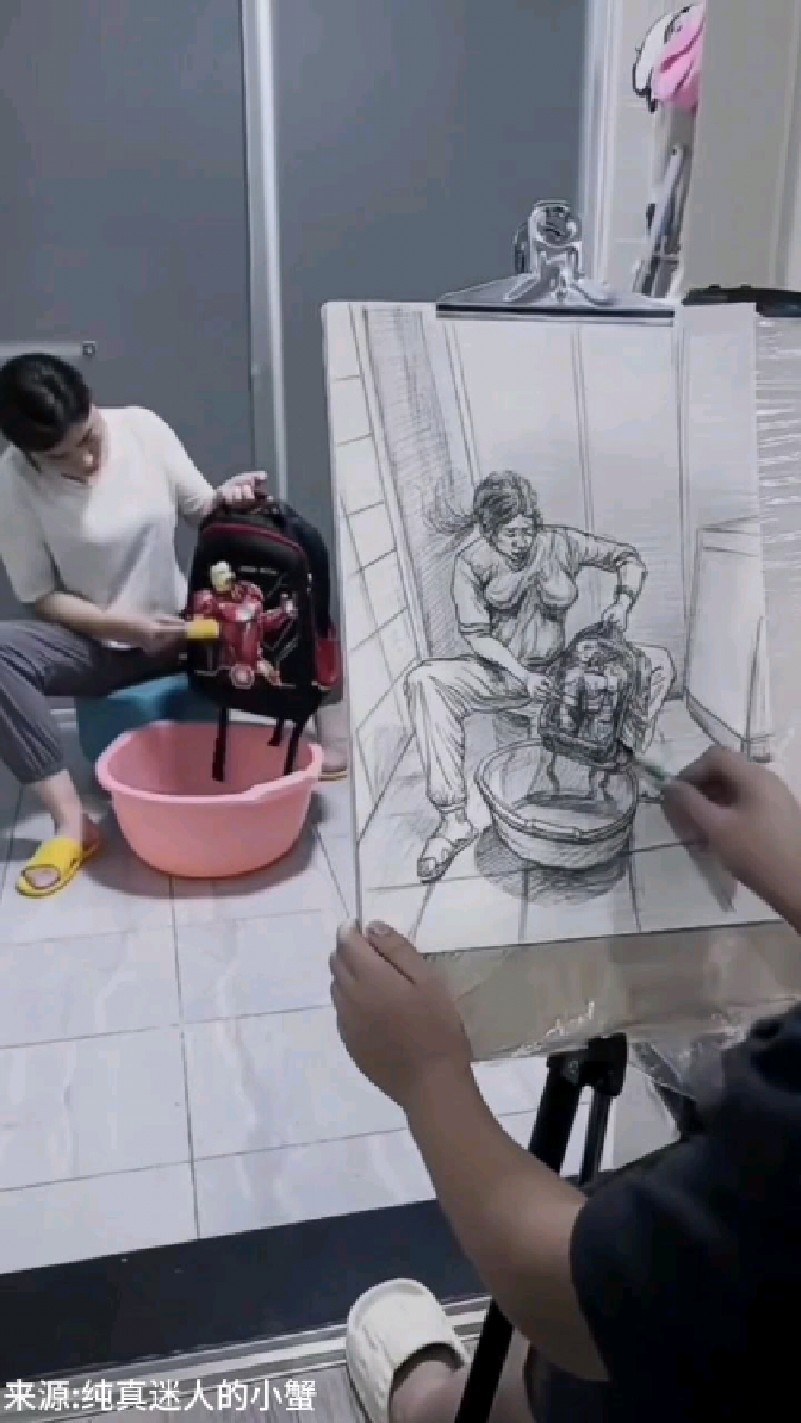 小男孩展示超凡画功,为妈妈素描一幅,结局我笑了