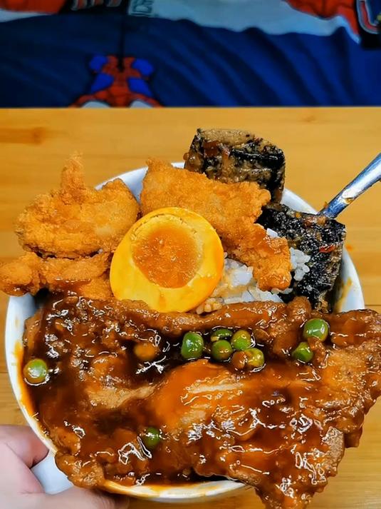 酱汁超多猪大排和梅菜扣肉 盒饭 猪排 梅菜扣肉