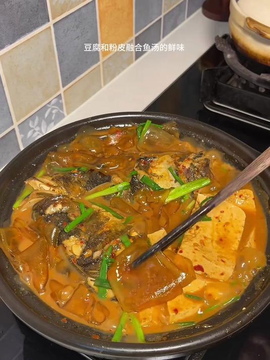 鱼头炖粉皮美味可口